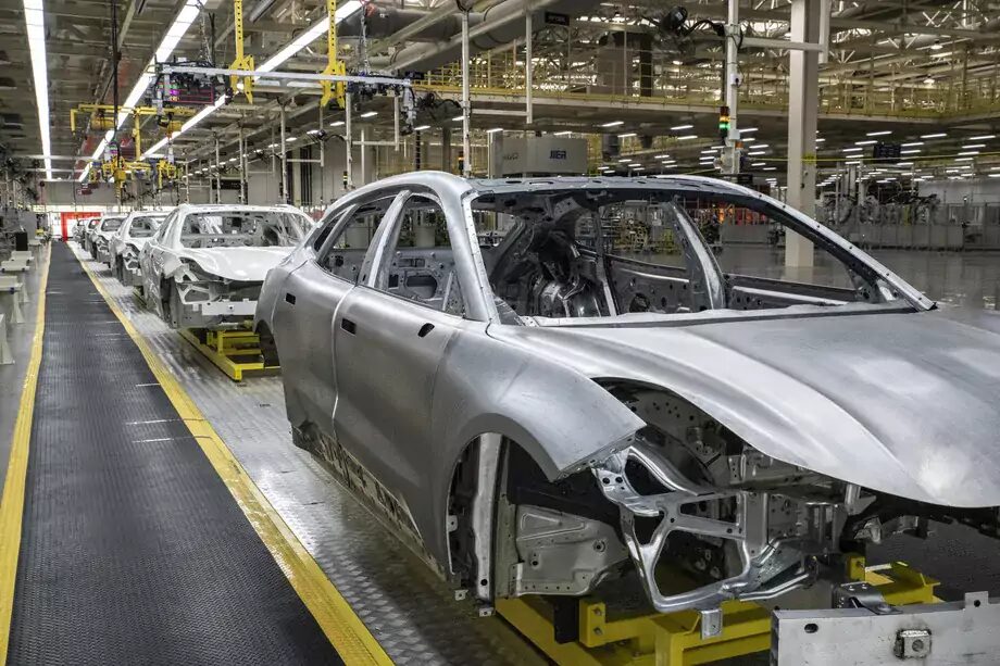 Автомобили автомобильная сборочная линия работа электромобиля