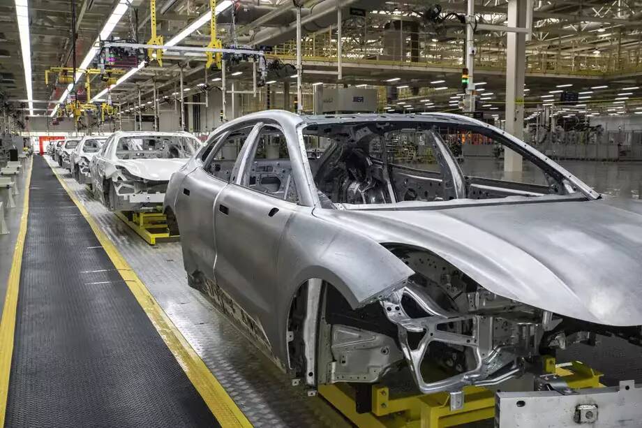 Автомобили автомобильная сборочная линия работа электромобиля