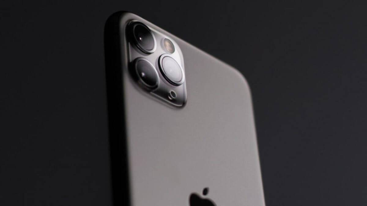 Apple заказала более 100 миллионов чипов A15 Bionic 4 Задняя часть iPhone с камерой и логотипом Apple