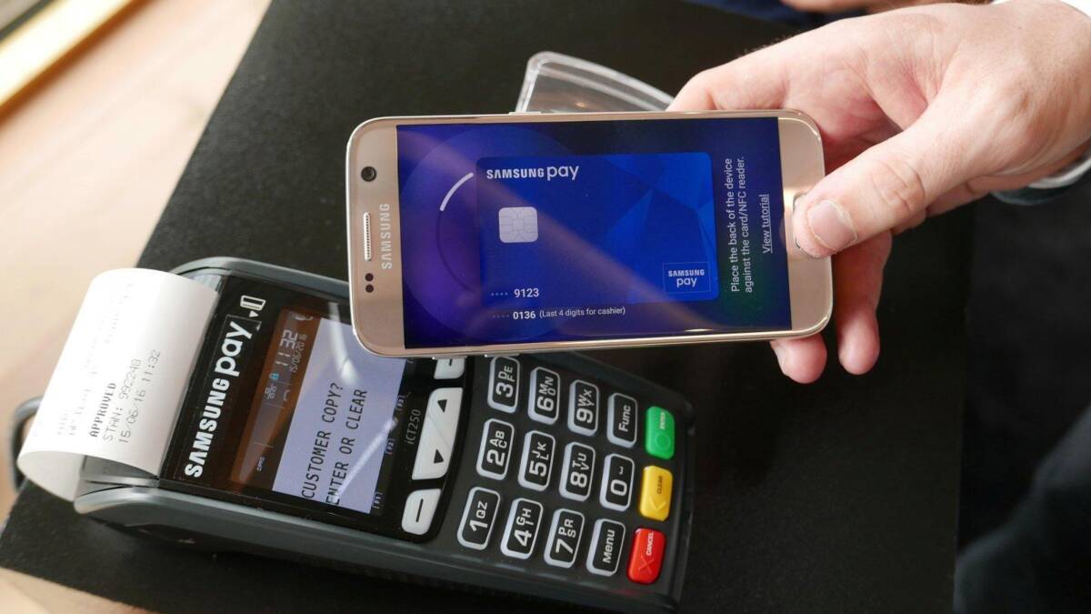 Смартфон Samsung и планшетный терминал с интерфейсом Samsung Pay в магазине