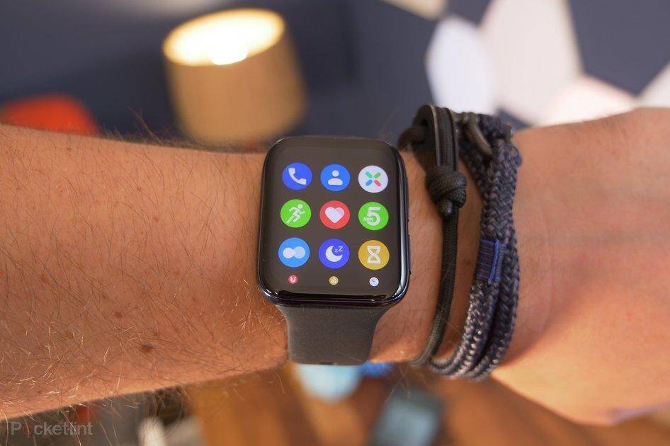 Умные часы OPPO Watch 2 на руке человека