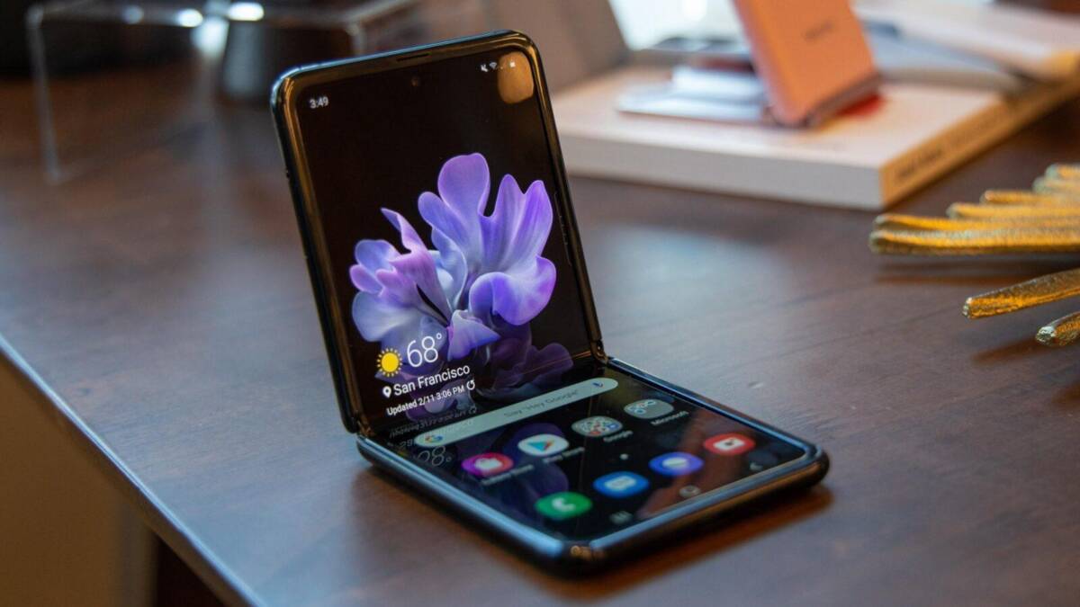 Складной смартфон Samsung Galaxy Z Flip 3 в открытом виде