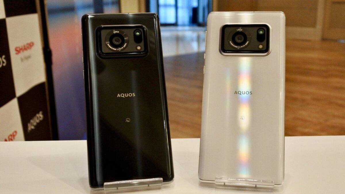 Два смартфона Sharp Aquos R6 с крупными модулями камер на задней панели