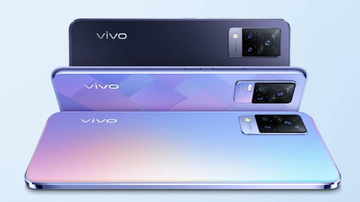 Смартфоны Vivo V21 и V21e с тройными камерами показаны вместе на фото