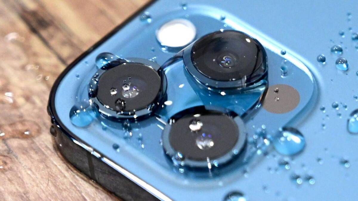Камера iPhone 13 Pro крупным планом с защитным стеклом и каплями воды