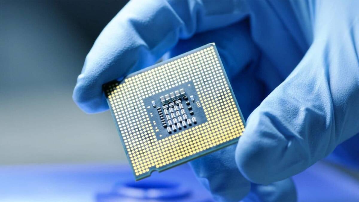 Продажи чипов стремительно увеличиваются более чем на 25% по сравнению с прошлым годом 5 Процессор с видимыми контактами и микросхемами в руке в перчатке