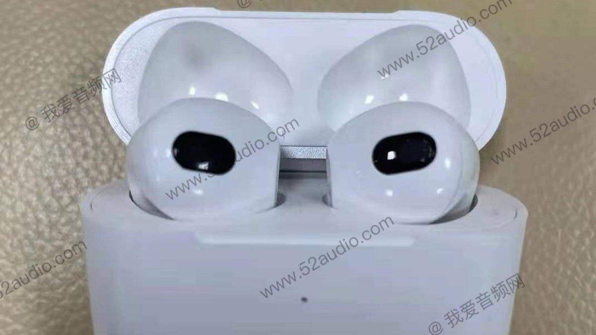 Влажные белые беспроводные наушники AirPods 3 в кейсе