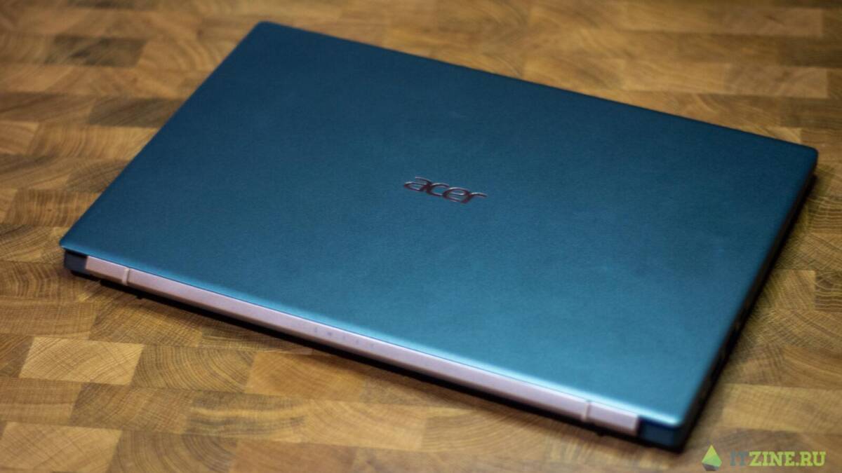 Обзор Acer Swift 5: идеальный ноутбук для работы из дома 22 Синий ноутбук Acer Swift 5 закрыт на деревянной поверхности