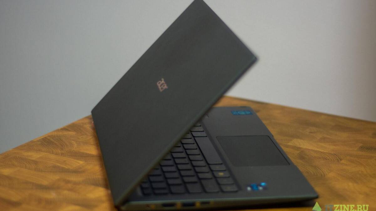 Обзор Acer Swift 5: идеальный ноутбук для работы из дома 26 Ноутбук Acer Swift 5 на деревянном столе с закрытым экраном