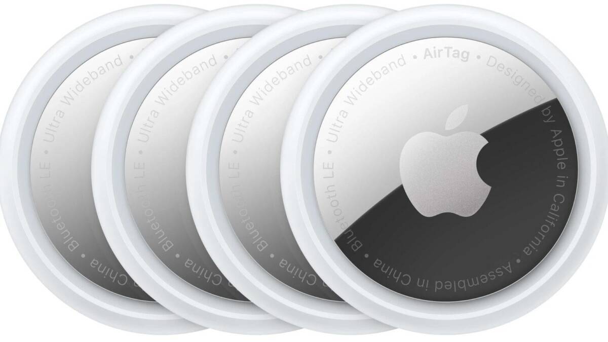 Четыре белых брелока Apple AirTag с логотипом Apple сбоку