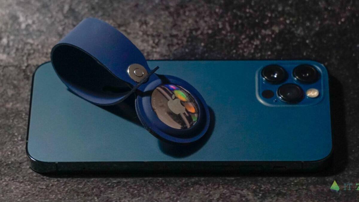 Apple AirTag на iPhone 12 Pro. Сравнение размеров