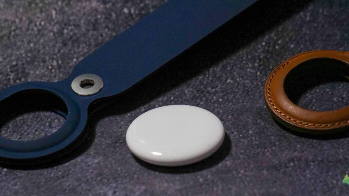 Пластиковая сторона Apple AirTag и пара чехлов