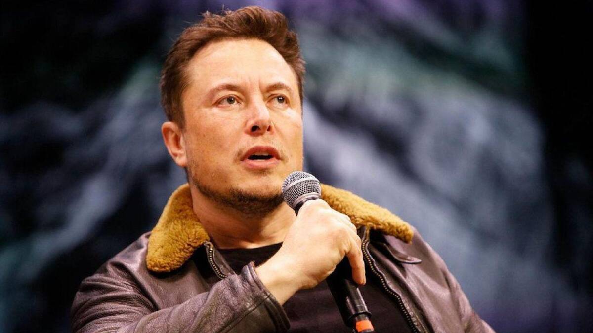 Tesla снова начнёт продавать электромобили за биткоины 3 Мужчина с короткими волосами и бородой держит микрофон на сцене