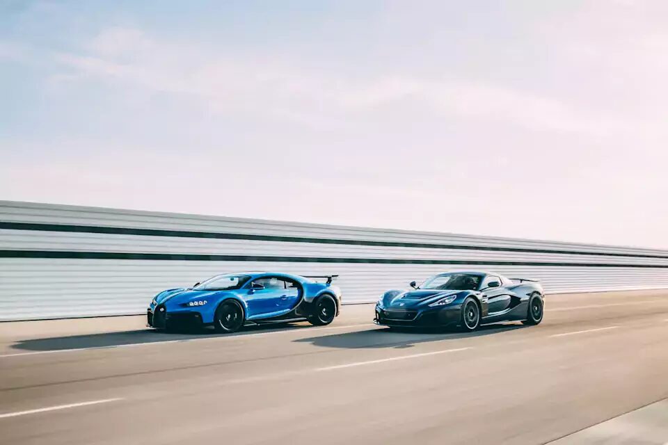 Volkswagen продала Bugatti компании Rimac, теперь будет Bugatti-Rimac 6 Два роскошных гиперкара Bugatti и Rimac на скоростной трассе