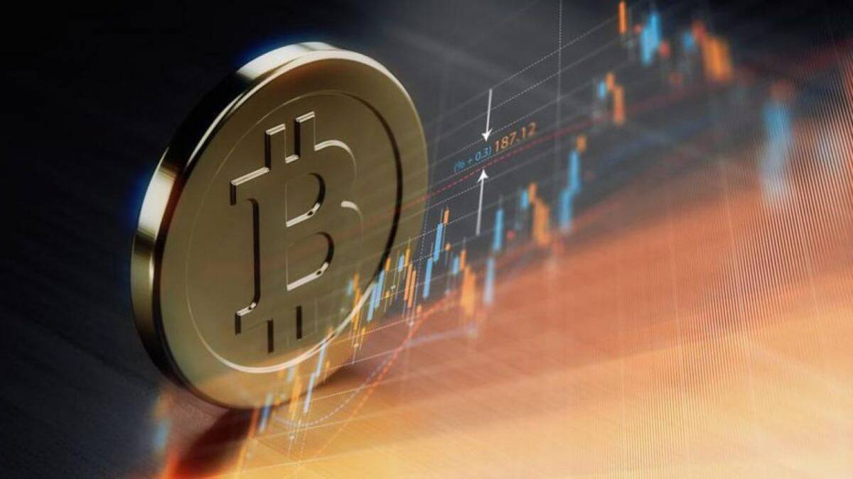 Впервые за месяц цена биткоина упала ниже $30 000 4 Золотая монета с логотипом биткоина на фоне графика рыночных цен