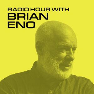 Портрет Брайана Ино на фоне зеленого фона с текстом радиостанции Sonos Radio HD