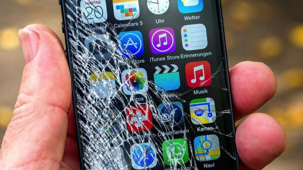 Создано самозаживляющееся стекло для смартфонов 4 Разбитый экран смартфона с трещинами и интерфейсом