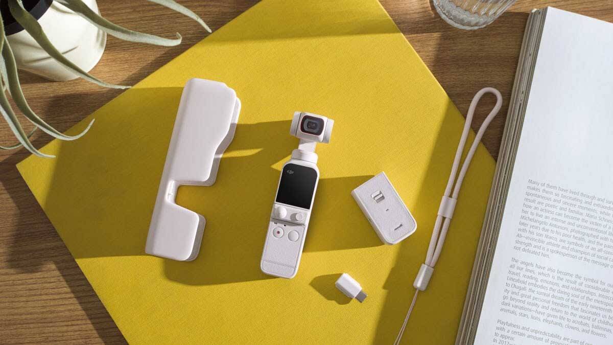 Карманная камера DJI Pocket 2 и аксессуары на столе
