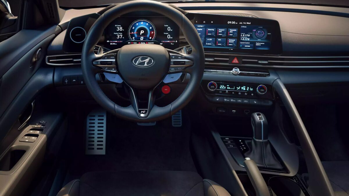 Hyundai Elantra N 2022 года получил мощность 276 л.с. с турбонаддувом 7 Интерьер Hyundai Elantra N 2022 с цифровой панелью