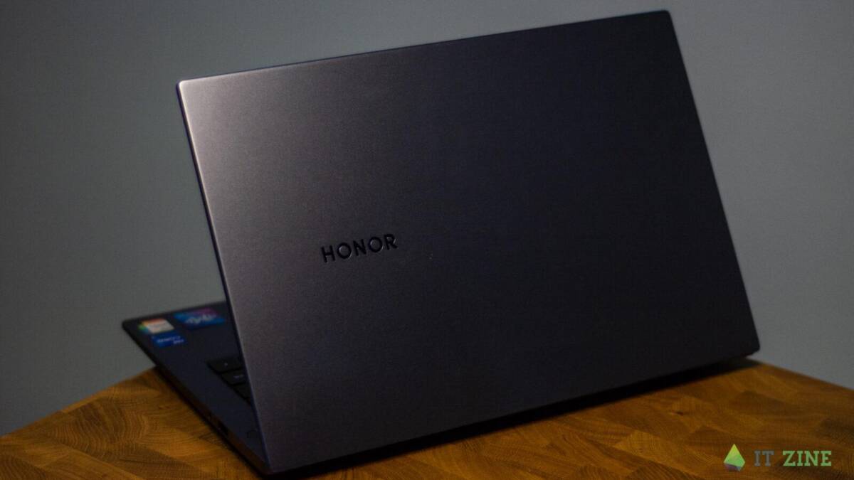 Легкий ноутбук Honor MagicBook 14 отчасти открытый на деревянной поверхности