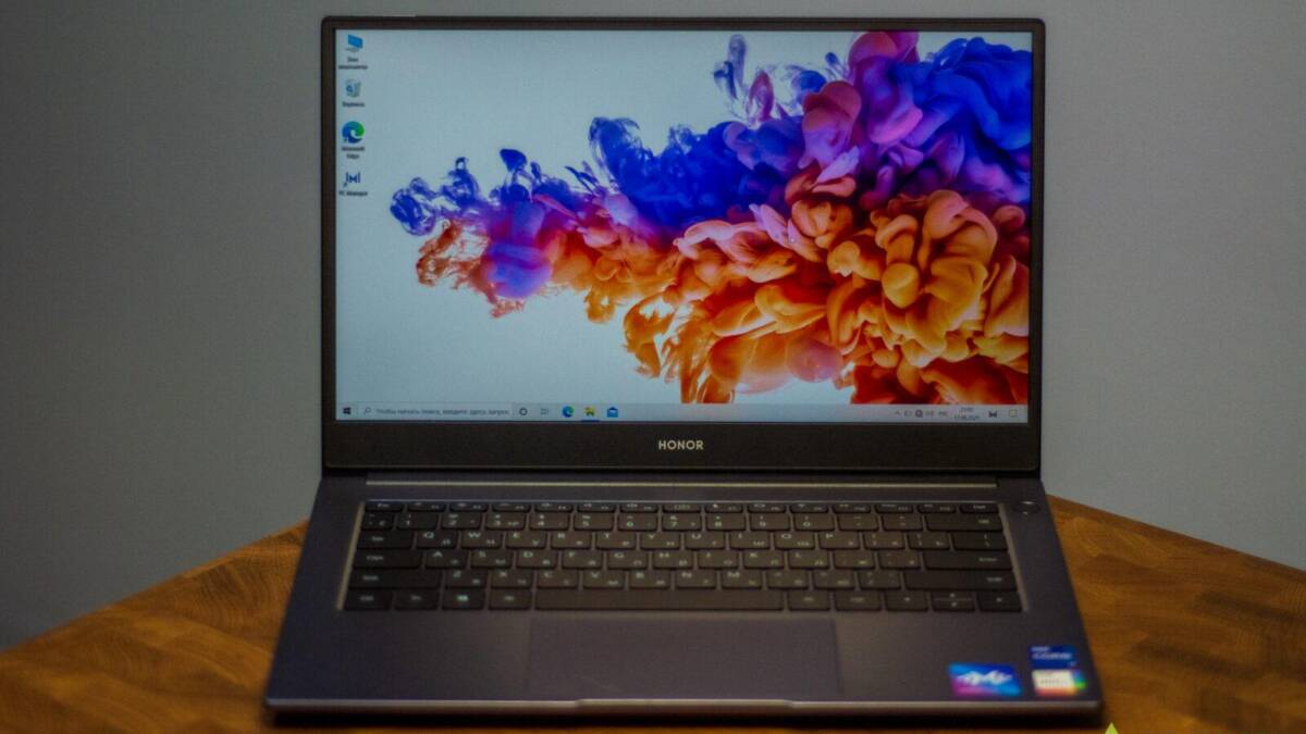 Ноутбук Honor MagicBook 14 2021 открыт со стороны клавиатуры