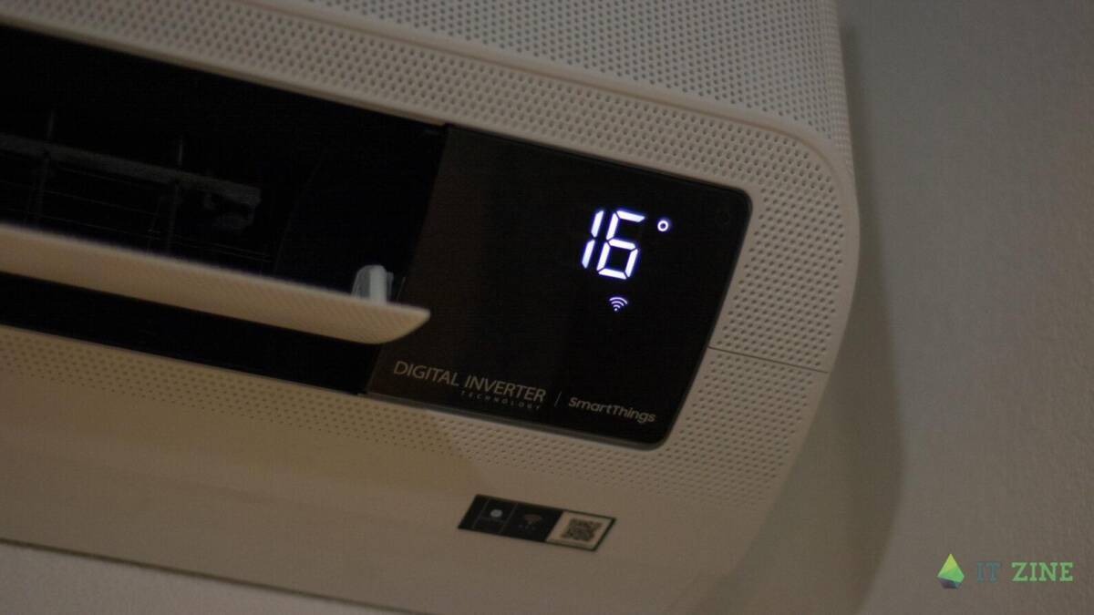 Дисплей цифрового инвертора сплит-системы Samsung AR9500T WindFree с отображением температуры 16 градусов и индикатором Wi-Fi