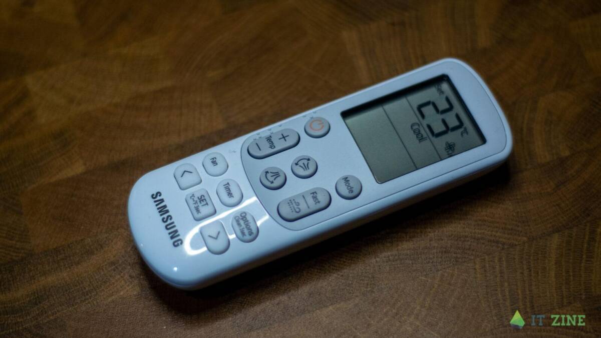 Пульт управления сплит-системы Samsung AR9500T WindFree на деревянной поверхности