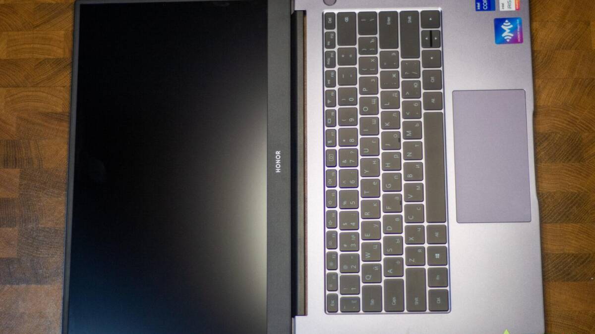 Ноутбук Honor MagicBook 14 открыт на деревянном столе