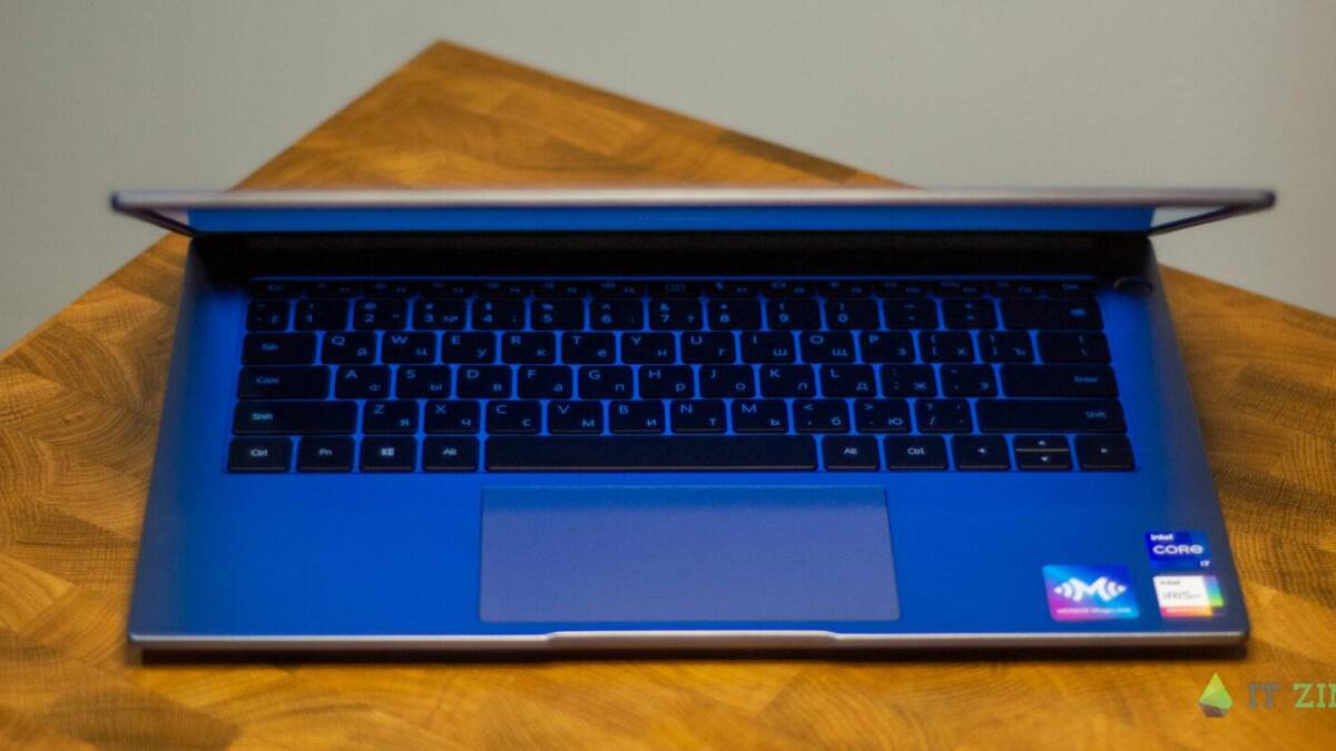Ноутбук Honor MagicBook 14 открыт на деревянном столе