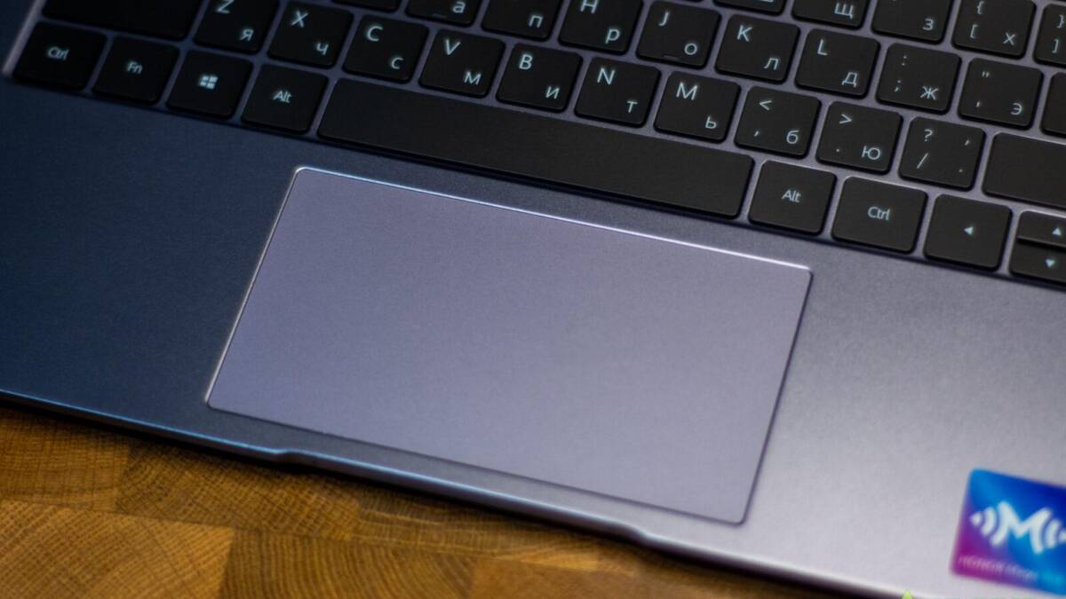 Клавиатура ноутбука Honor MagicBook 14 2021 на деревянной поверхности