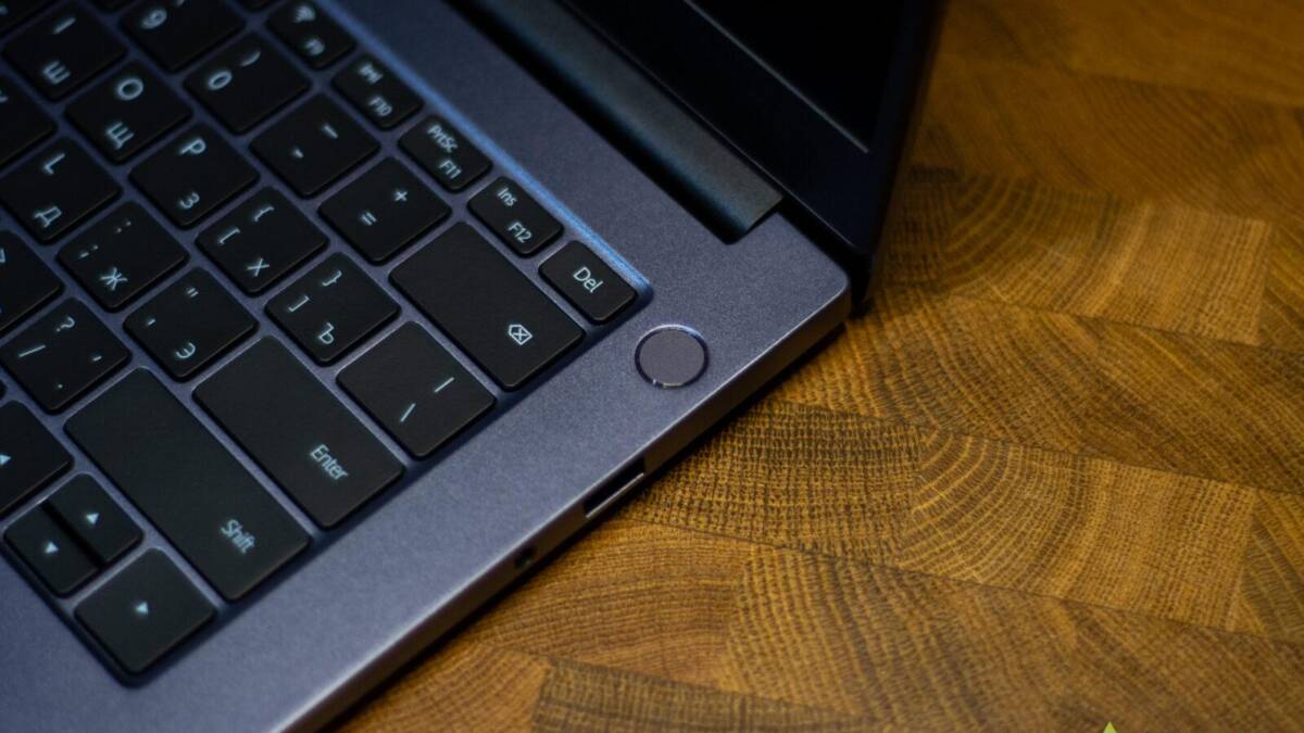Клавиатура ноутбука Honor MagicBook 14 2021 на деревянной поверхности