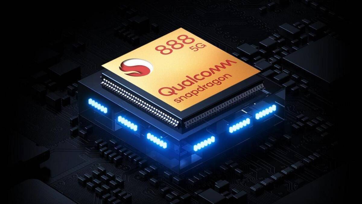 Чип Qualcomm Snapdragon 888 на печатной плате смартфона