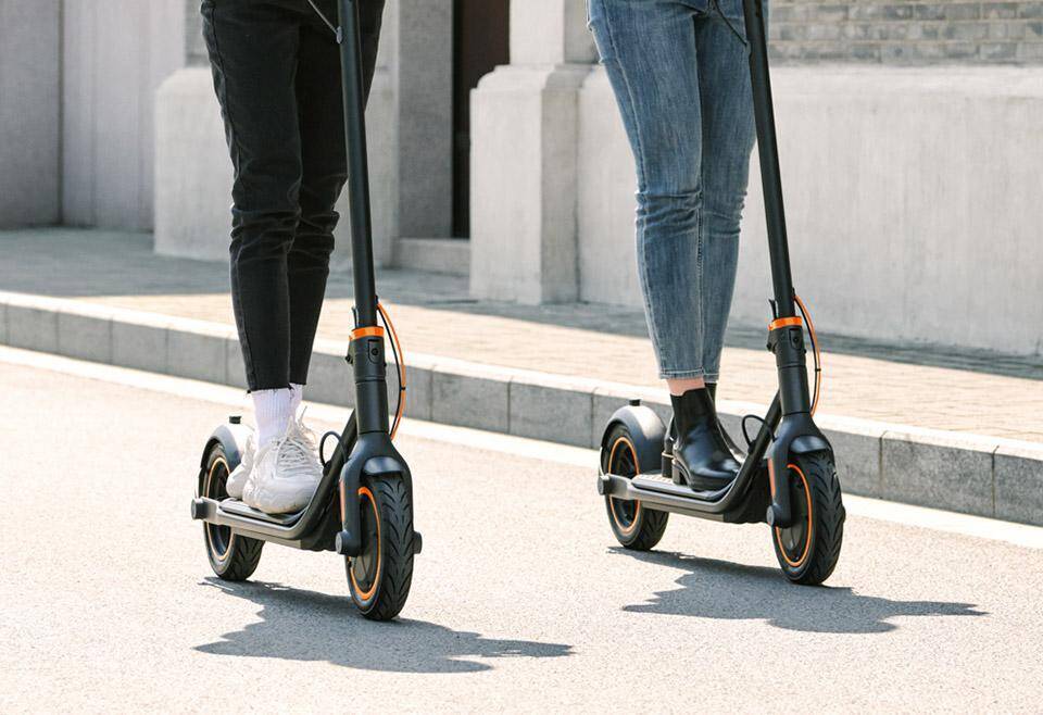Вышел Segway-Ninebot Kickscooter F40: стильный и мощный городской электросамокат 7 Два электросамоката Segway-Ninebot Kickscooter F40 на улице