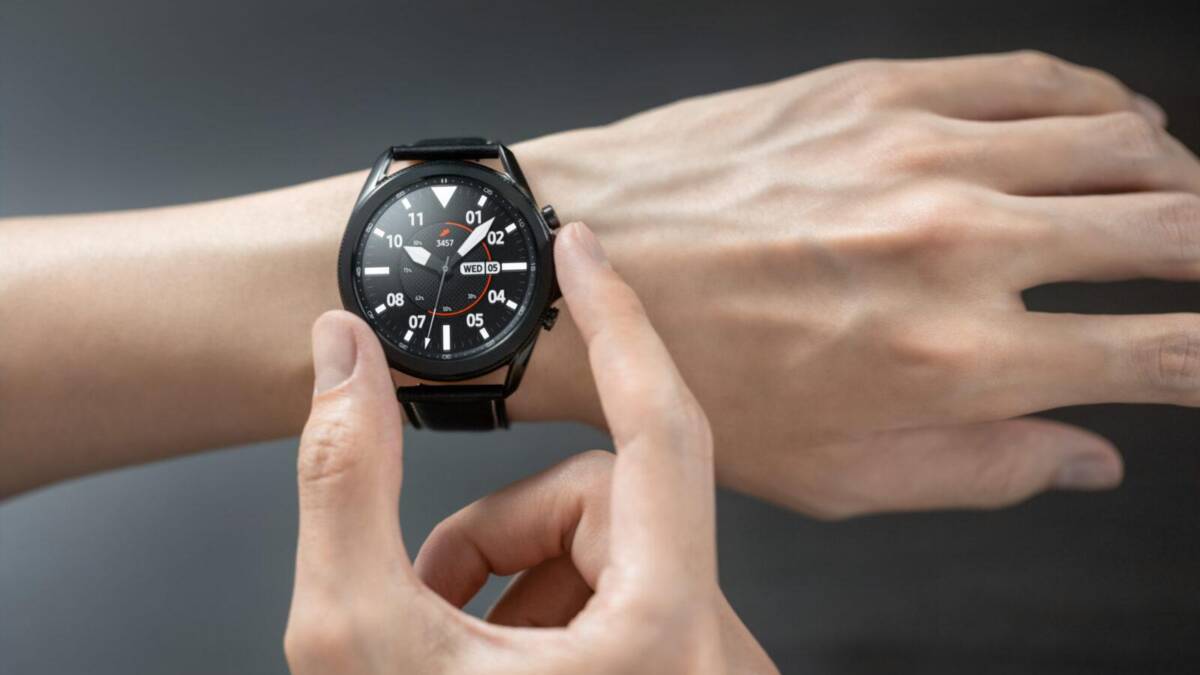Умные часы Samsung Galaxy Watch 4 Classic в Mystic Black на руке, фронтальный вид с ремешком