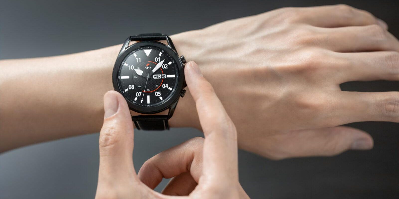 Samsung Galaxy Watch 4 Classic полностью рассекретили до запуска 3 galaxy watch3 mystic black front hands on lifestyle scaled 1