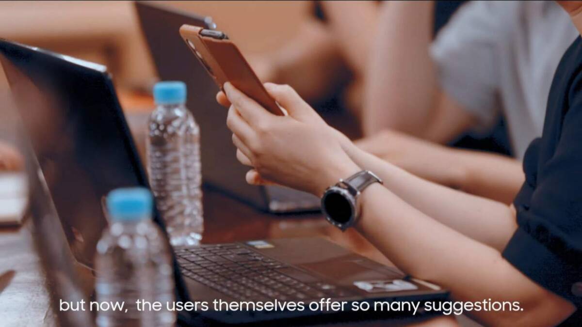 Galaxy Z Fold 3 и Galaxy Watch 4 засветились в официальном видео Samsung 3 Человек использует смартфон Galaxy Z Fold 3 в офисе