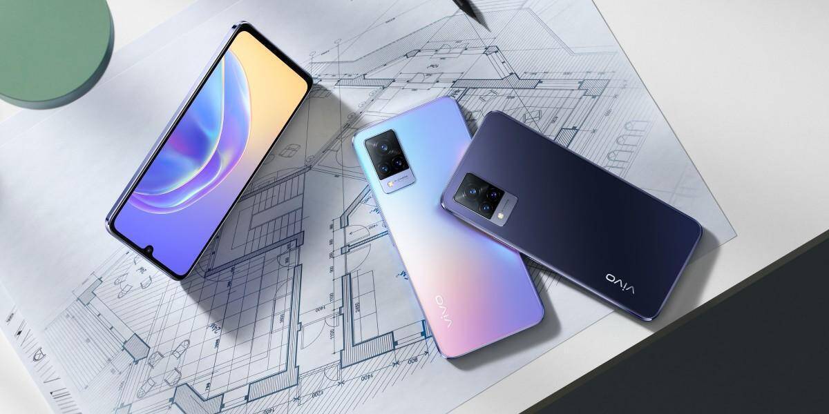 Vivo V21 смартфоны на столе с архитектурными чертежами