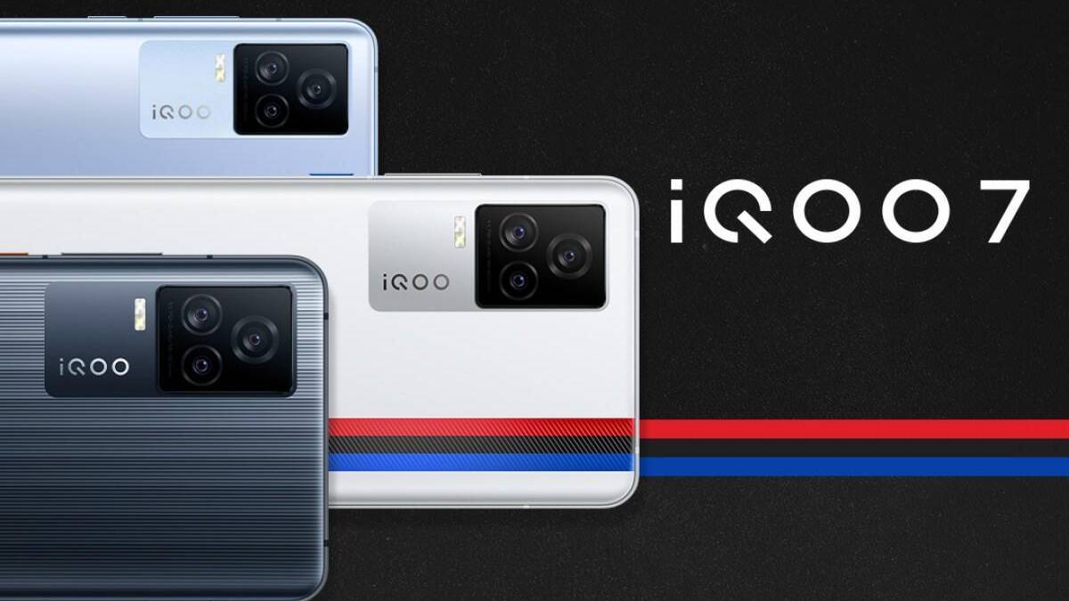 Две версии смартфона iQOO 7 с задней панелью и тройной камерой