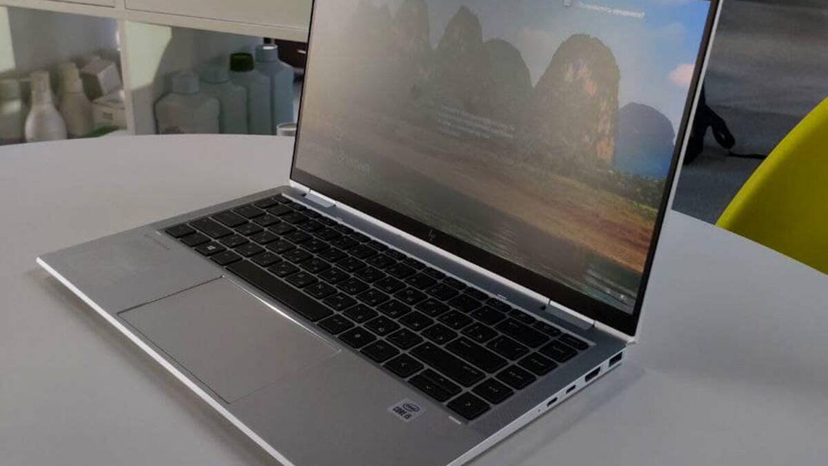 Ноутбук HP EliteBook x360 1040 G7 открыт с видом сбоку