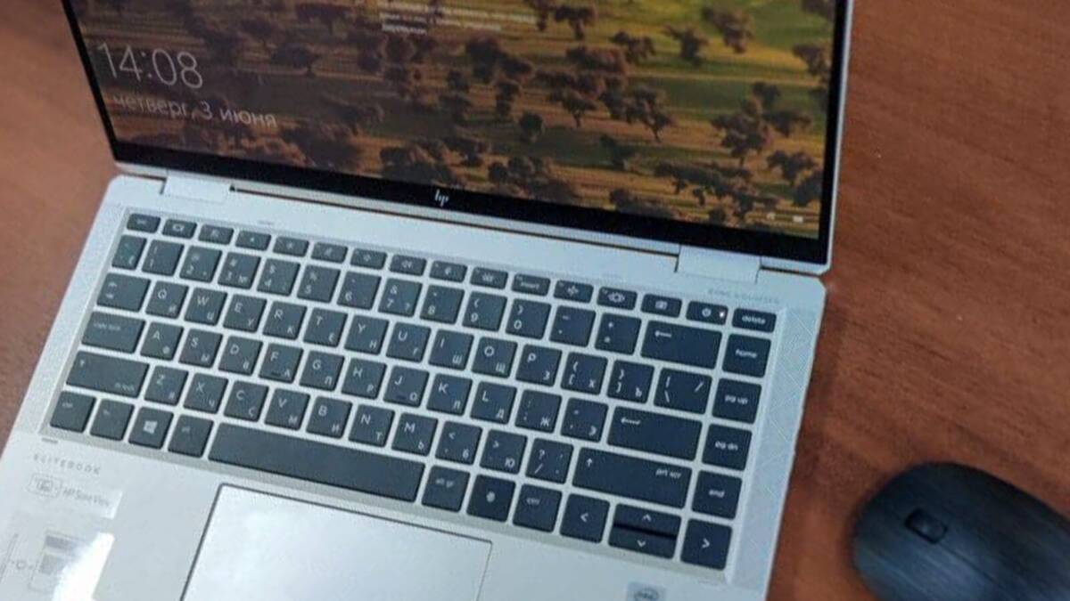ноутбук HP EliteBook x360 1040 G7 на деревянном столе