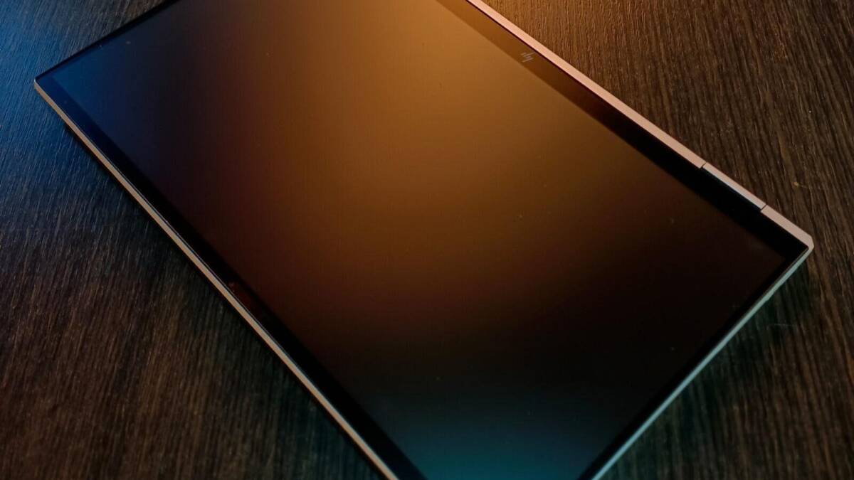 Экран HP EliteBook x360 1040 G7 в разрезе без клавиатуры