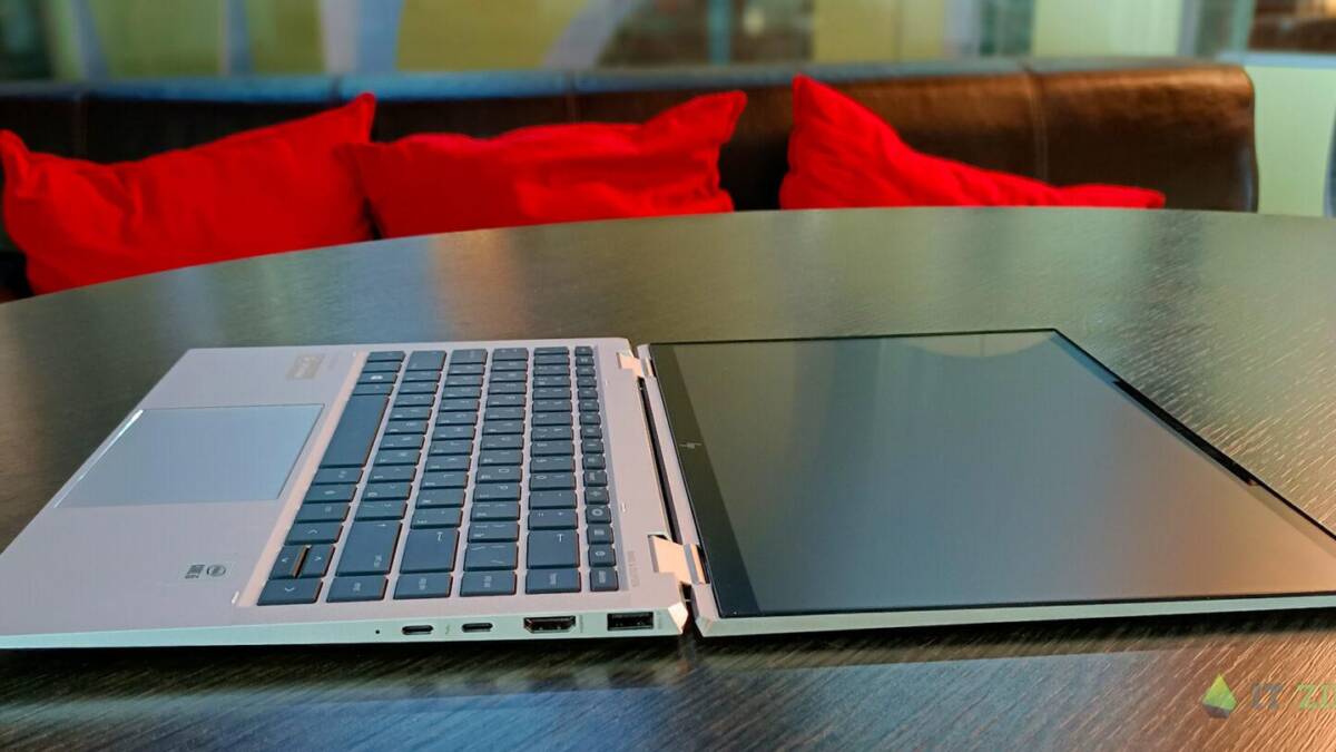 Ноутбук HP EliteBook x360 1040 G7 в открытом положении на столе