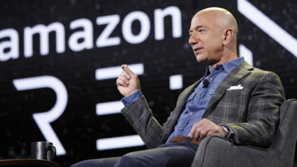 Презентация Amazon: человек на сцене с логотипом Amazon и радаром для мониторинга сна
