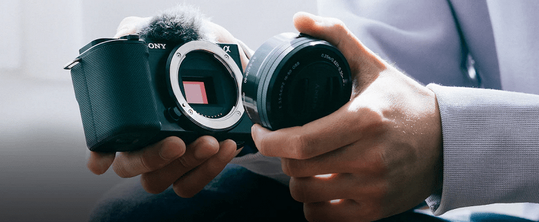 Sony представила камеру для блогеров — Alpha ZV-E10. Она поддерживает более 60 объективов 3 Sony