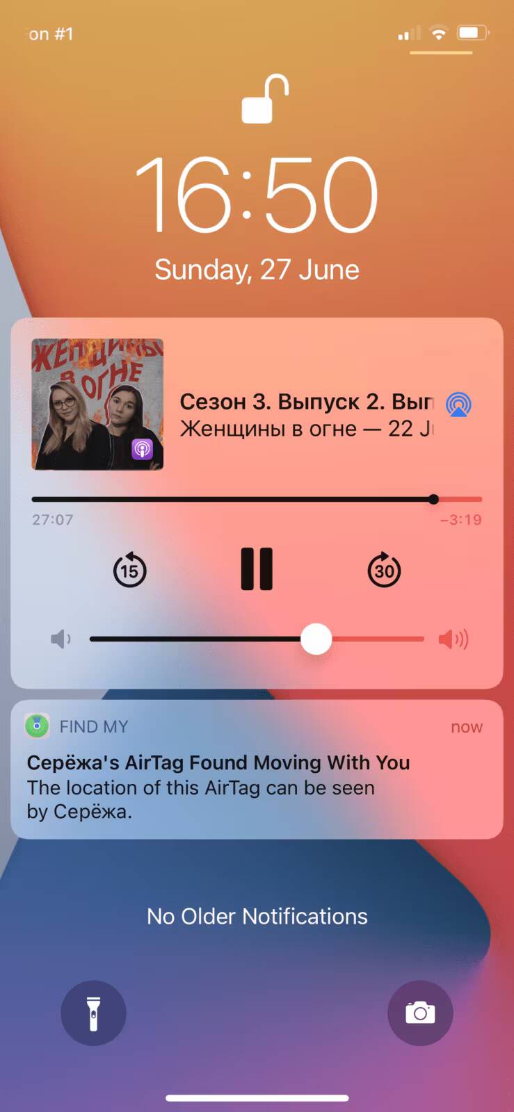 Экран блокировки iPhone с уведомлением об AirTag движущемся с вами