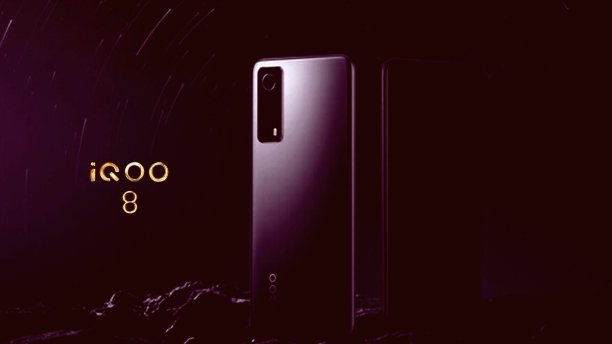 Задняя панель смартфона iQOO 8 с камерой и логотипом