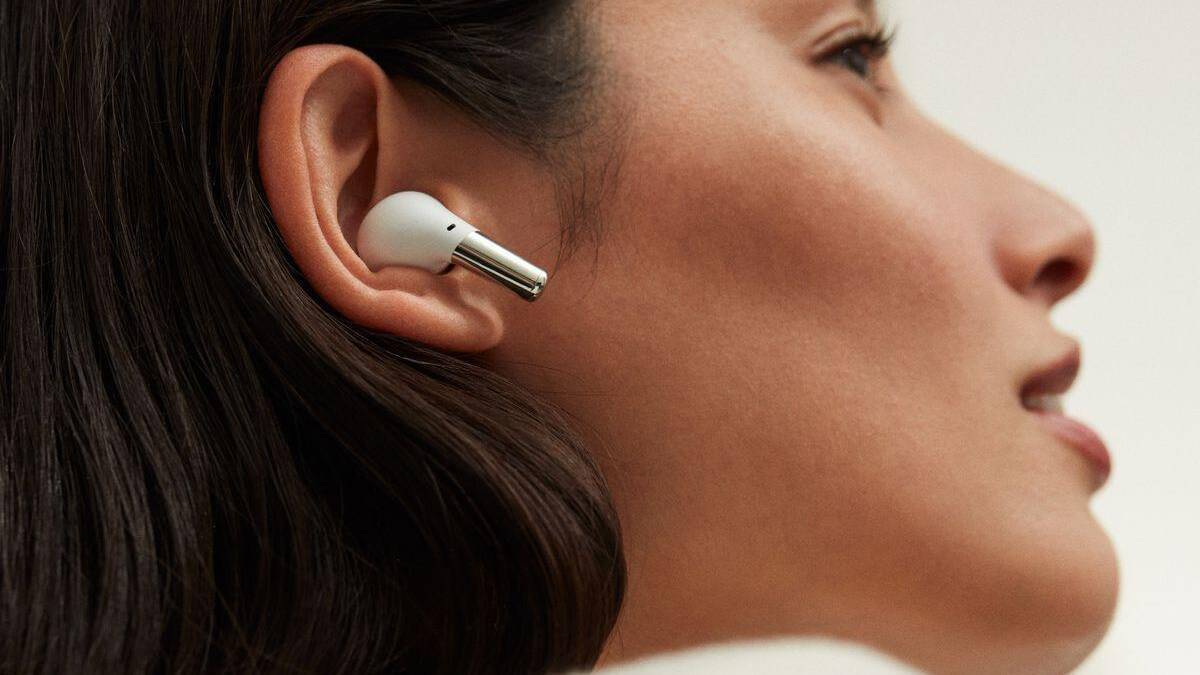 Беспроводные наушники OnePlus Buds Pro в ухе