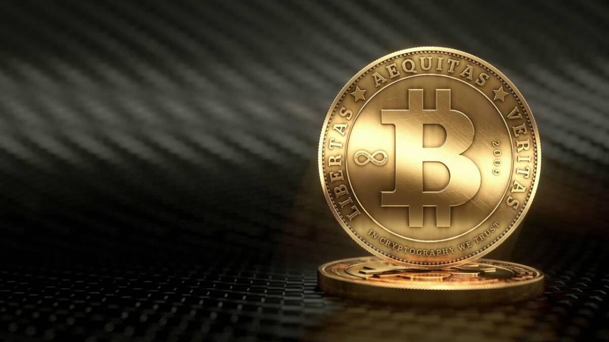 Впервые за месяц цена биткоина упала ниже $30 000 5 Золотая монета Биткоин с крупным логотипом