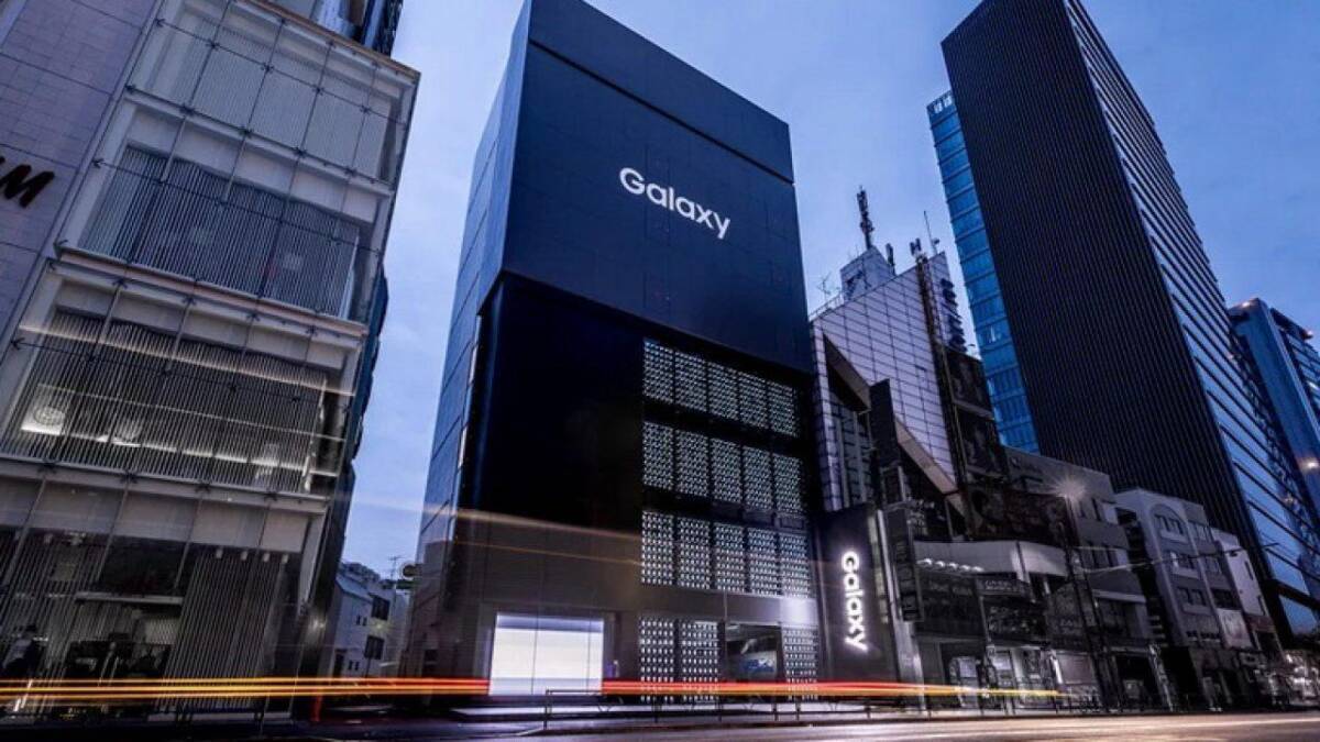Высотное здание Samsung Galaxy в деловом районе города на фоне городской застройки