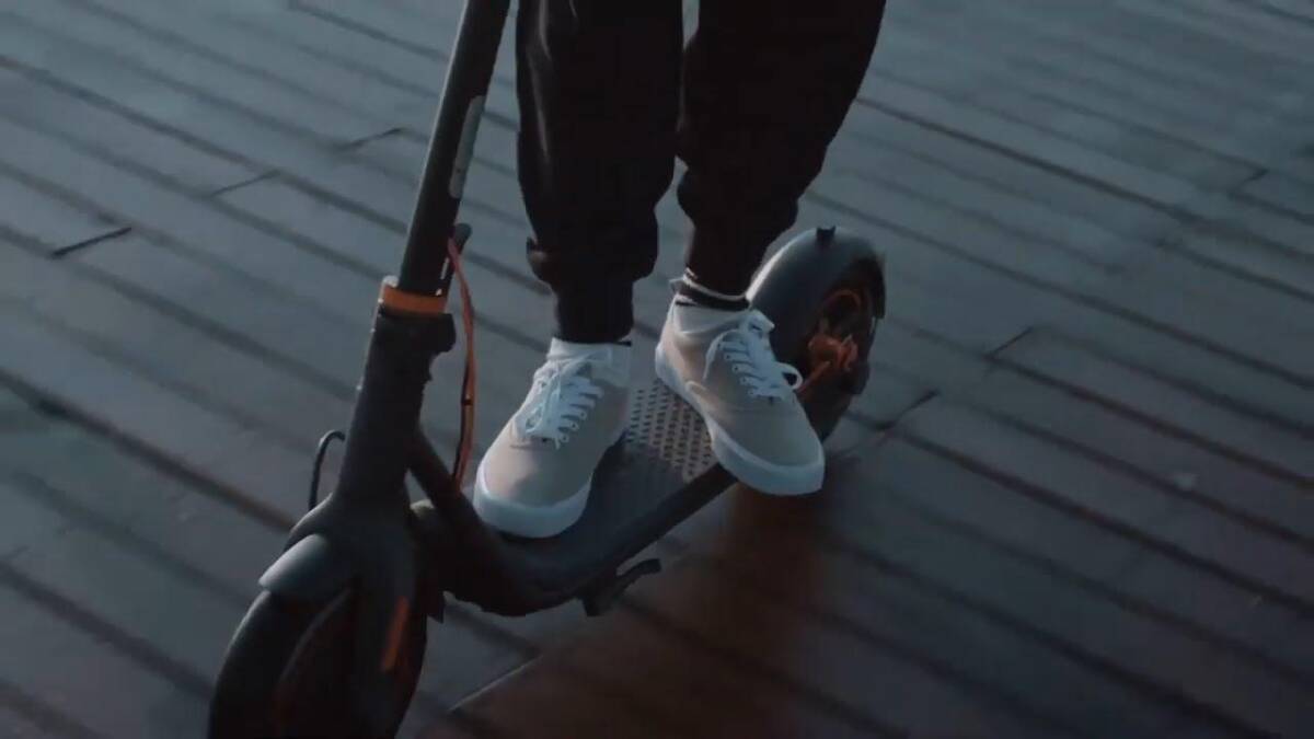 Обувь на платформе электросамоката Segway-Ninebot Kickscooter F40, вид сбоку
